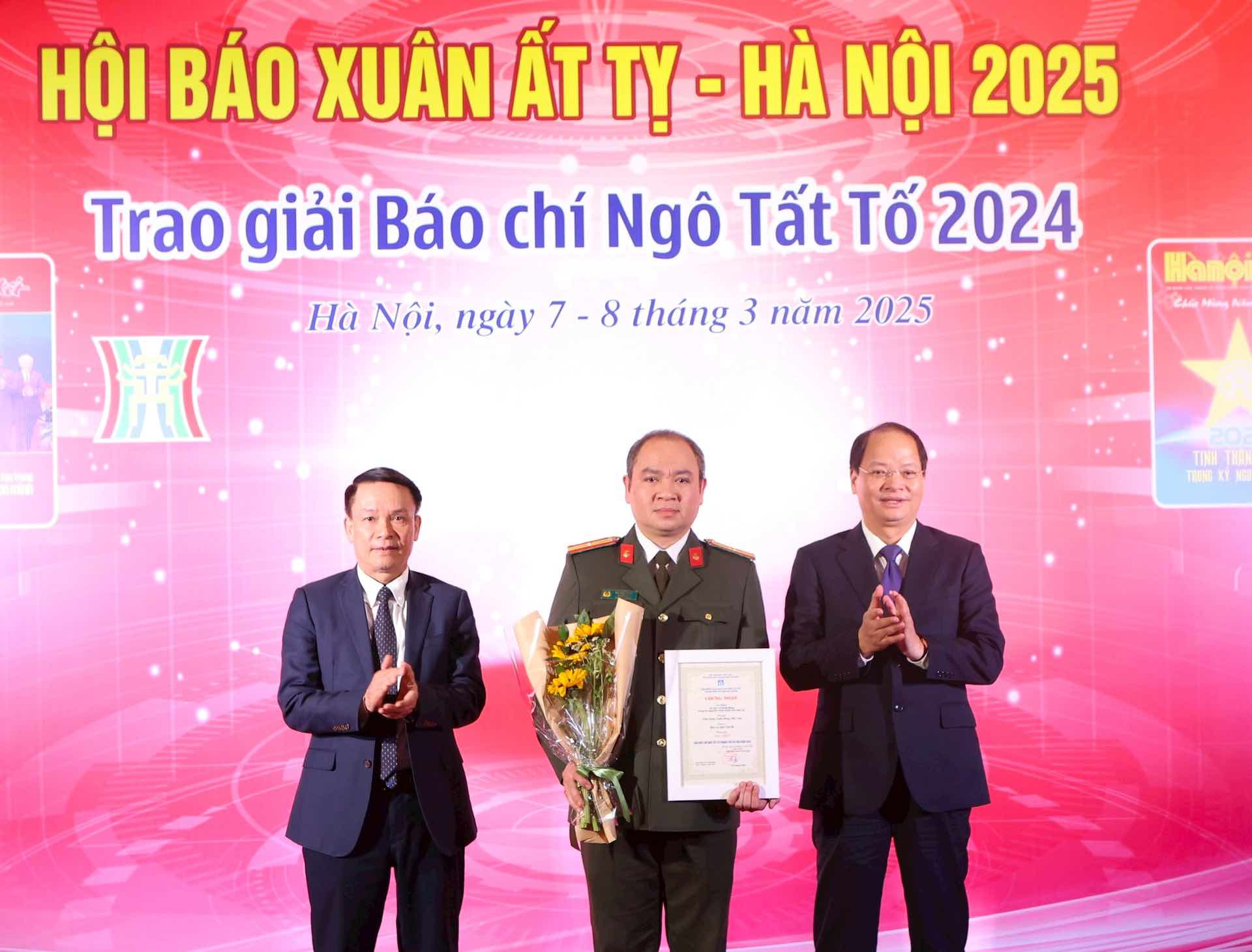 Mr. Nguyen Duc Loi - Permanent Vice President of the Vietnam Journalists Association (left) and Mr. Nguyen Doan Toan - Member of the Standing Committee of the City Party Committee, Head of the Propaganda and Mass Mobilization Department of the Hanoi Party Committee (right), presented the Ngo Tat To Press Award 2024 to the representative of the group of authors. Photo: Viet Thanh