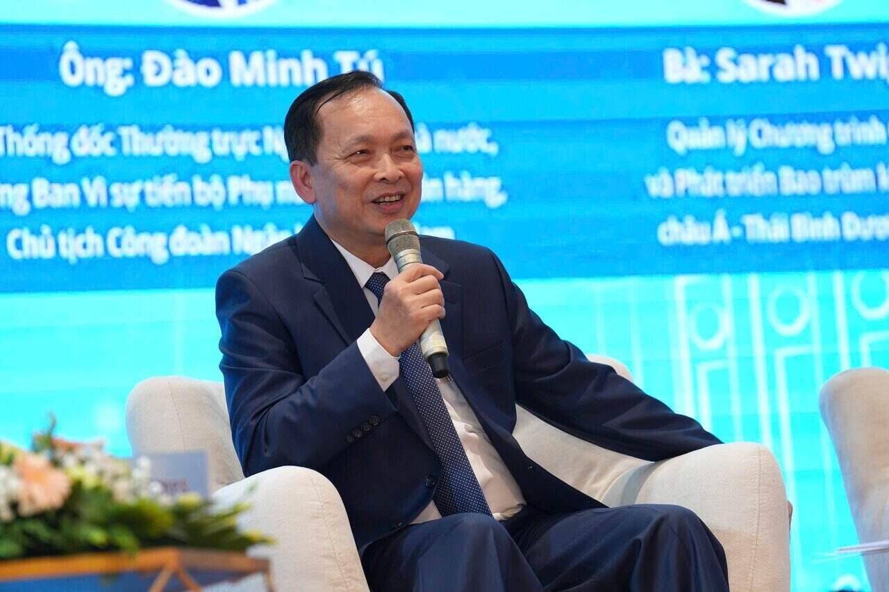 Mr. Dao Minh Tu - Permanent Deputy Governor of the State Bank, Head of the Committee for the advancement of Women in the Banking industry, Chairman of the Vietnam Banking Trade Union spoke at the Banking Women's Forum Steadfastly in the digital transformation process. Photo: Hoang Giap