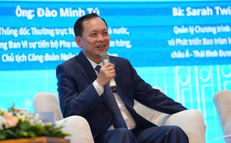 Mr. Dao Minh Tu - Permanent Deputy Governor of the State Bank, Head of the Committee for the advancement of Women in the Banking industry, Chairman of the Vietnam Banking Trade Union spoke at the Banking Women's Forum Steadfastly in the digital transformation process. Photo: Hoang Giap