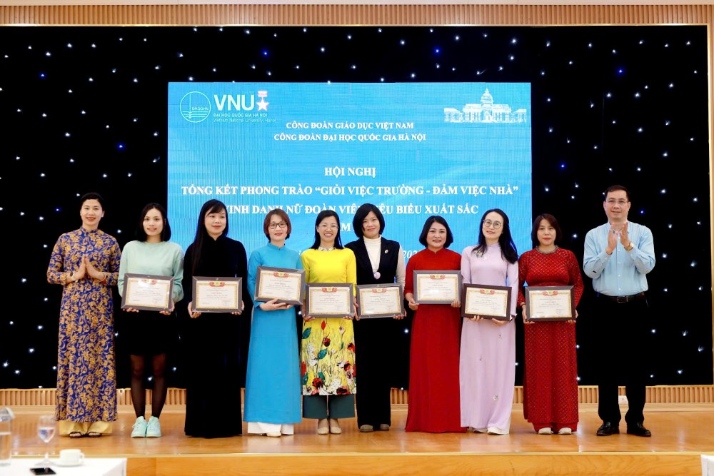 The Hanoi National University Trade Union awarded certificates of merit to outstanding female union members. Photo: Thu Hang