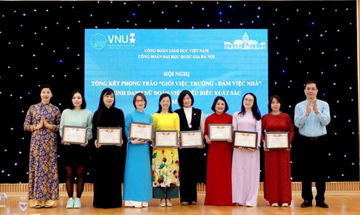Công đoàn Đại học Quốc gia Hà Nội trao giấy khen cho nữ đoàn viên tiêu biểu xuất sắc. Ảnh: Thu Hằng