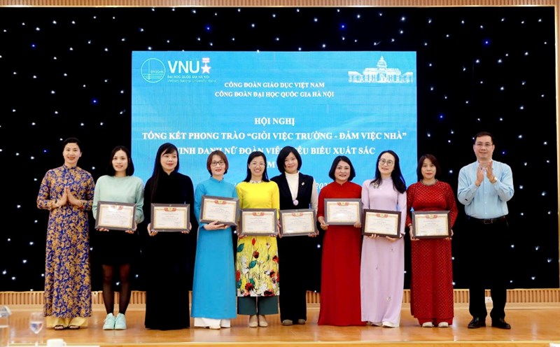 The Hanoi National University Trade Union awarded certificates of merit to outstanding female union members. Photo: Thu Hang