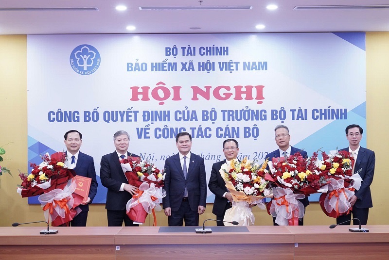 Deputy Minister of Finance Bui Van Khang (3rd from left) presented the Decision of the Minister of Finance on receiving the appointment of Deputy Directors of Vietnam Social Insurance and presented flowers to congratulate the leaders of Vietnam Social Insurance. Photo: Pham Chinh