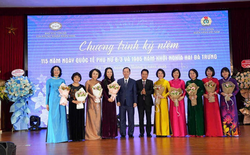 The leaders of the State Bank of Vietnam congratulated the women at the International Women's Day celebration on March 8. Photo: Hoang Giap