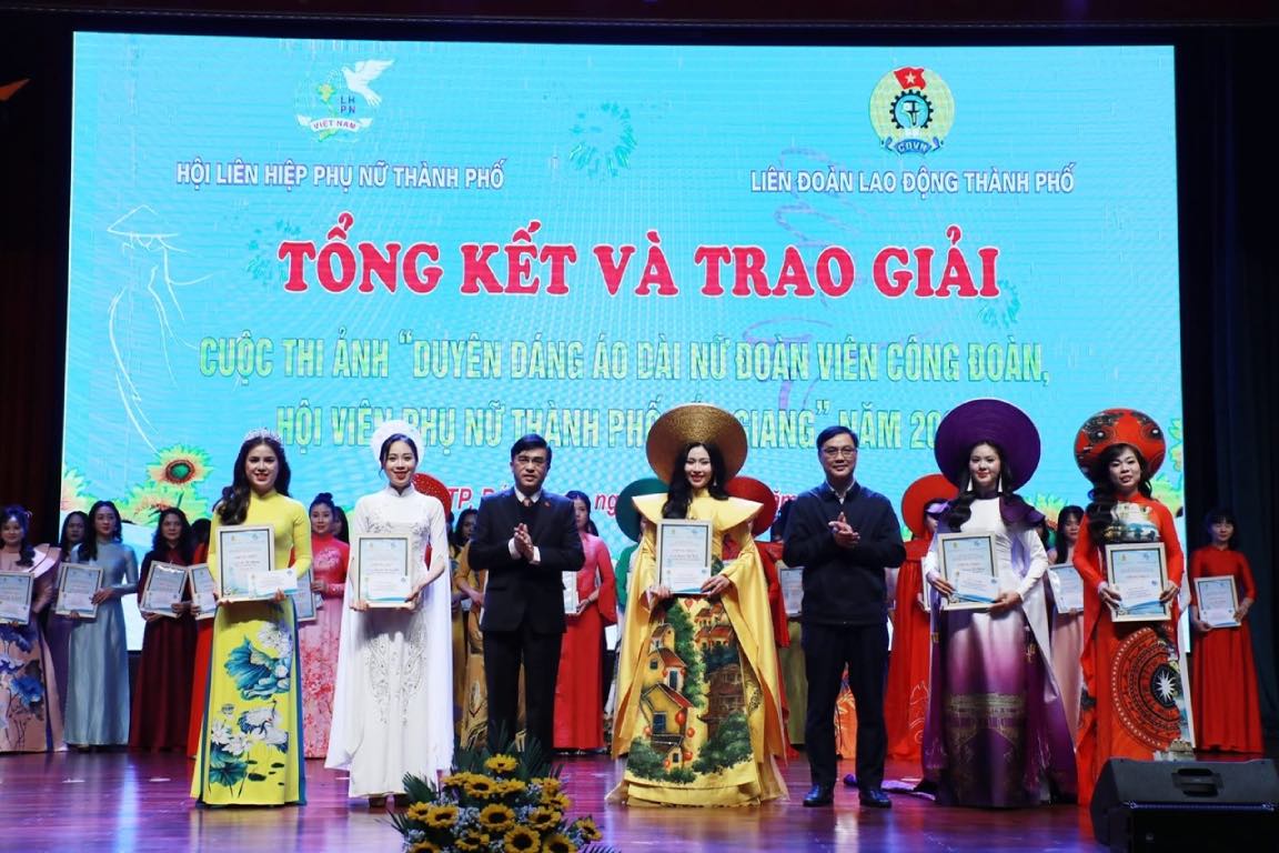 The City Women's Union and the City Labor Federation awarded prizes for the photo contest within the framework of the thematic talk conference. Photo: Bac Giang City Labor Federation