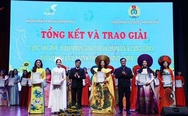 The City Women's Union and the City Labor Federation awarded prizes for the photo contest within the framework of the thematic talk conference. Photo: Bac Giang City Labor Federation