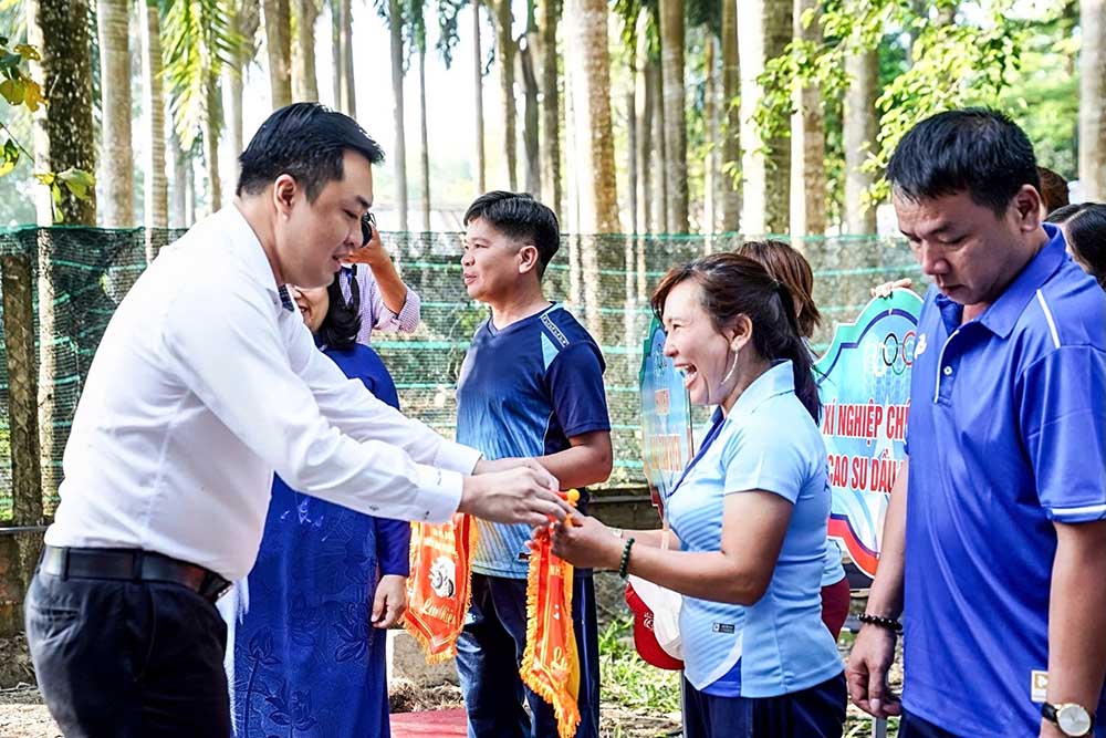Mr. Cao Van Chong, Deputy Director of the Provincial Department of Culture - Sports and Tourism, shook hands and presented souvenir flags to the participating delegations. Photo: Binh Duong Department of Culture, Sports and Tourism