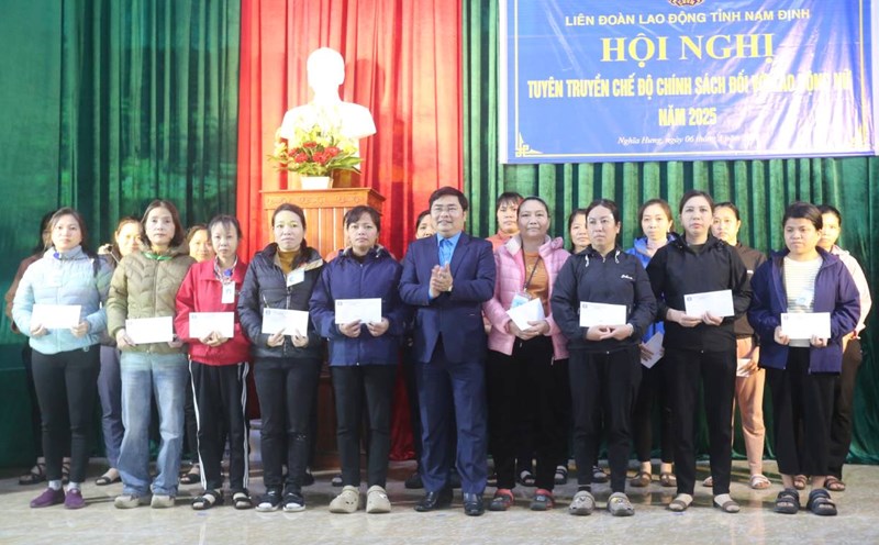 Leaders of Nam Dinh Provincial Federation of Labor presented gifts to female workers at Nam Ha Mechanical and Trading Joint Stock Company. Photo: Mai Nguyen