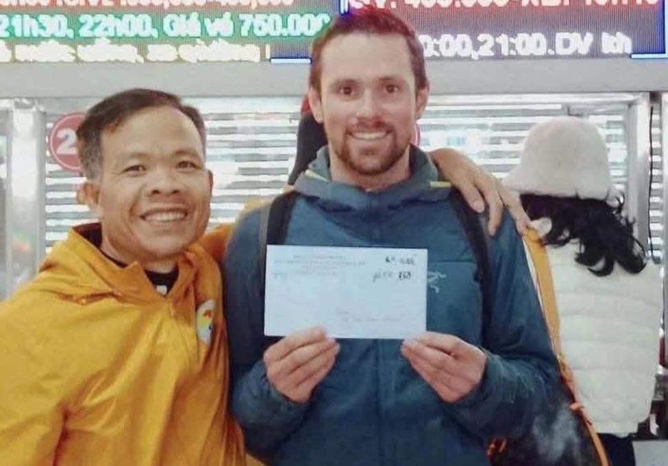 Mr. Braden Batsford (right) was happy to receive his lost documents. Photo: Ha Tinh Police