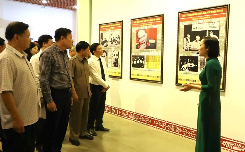 The exhibition displays documents, artifacts and vivid images about the 50-year journey of building and developing Dak Lak province. Photo: Minh Hue