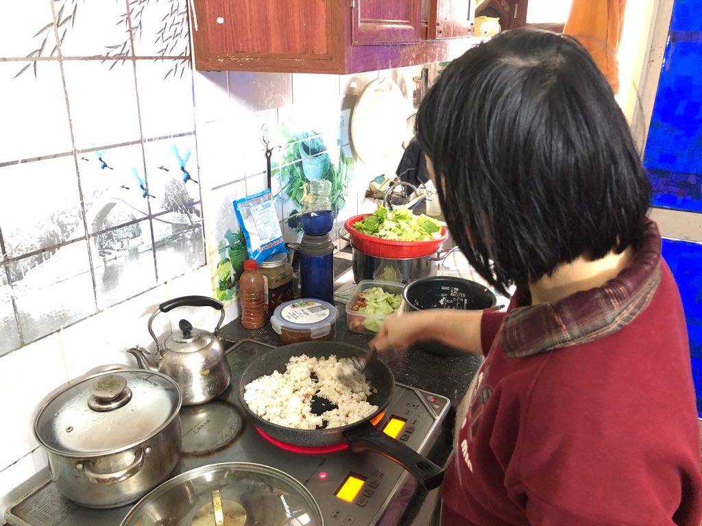 Many workers, despite having worked as workers in Hanoi for nearly 20 years, have not been able to buy a house. In the photo: Workers renting a room at CT1A building, Kim Chung workers' housing area, Dong Anh district, Hanoi. Photo: Bao Han