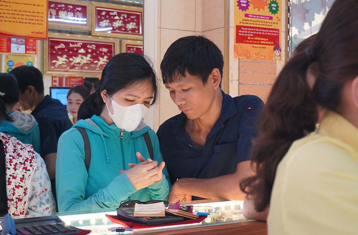 Ho Chi Minh City residents buy gold on March 8. Photo: Nhu Quynh