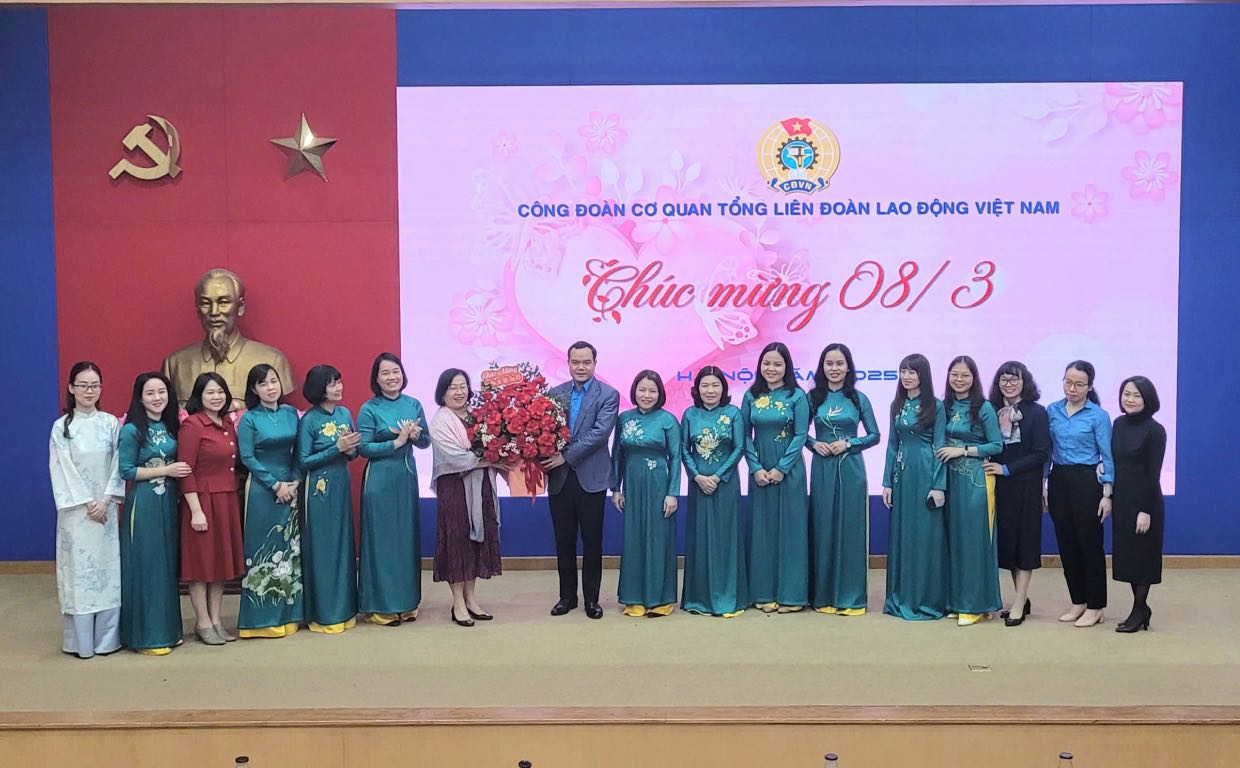 President of the Vietnam General Confederation of Labor Nguyen Dinh Khang presented flowers to congratulate female officials of the General Confederation Office. Photo: Quang Hung