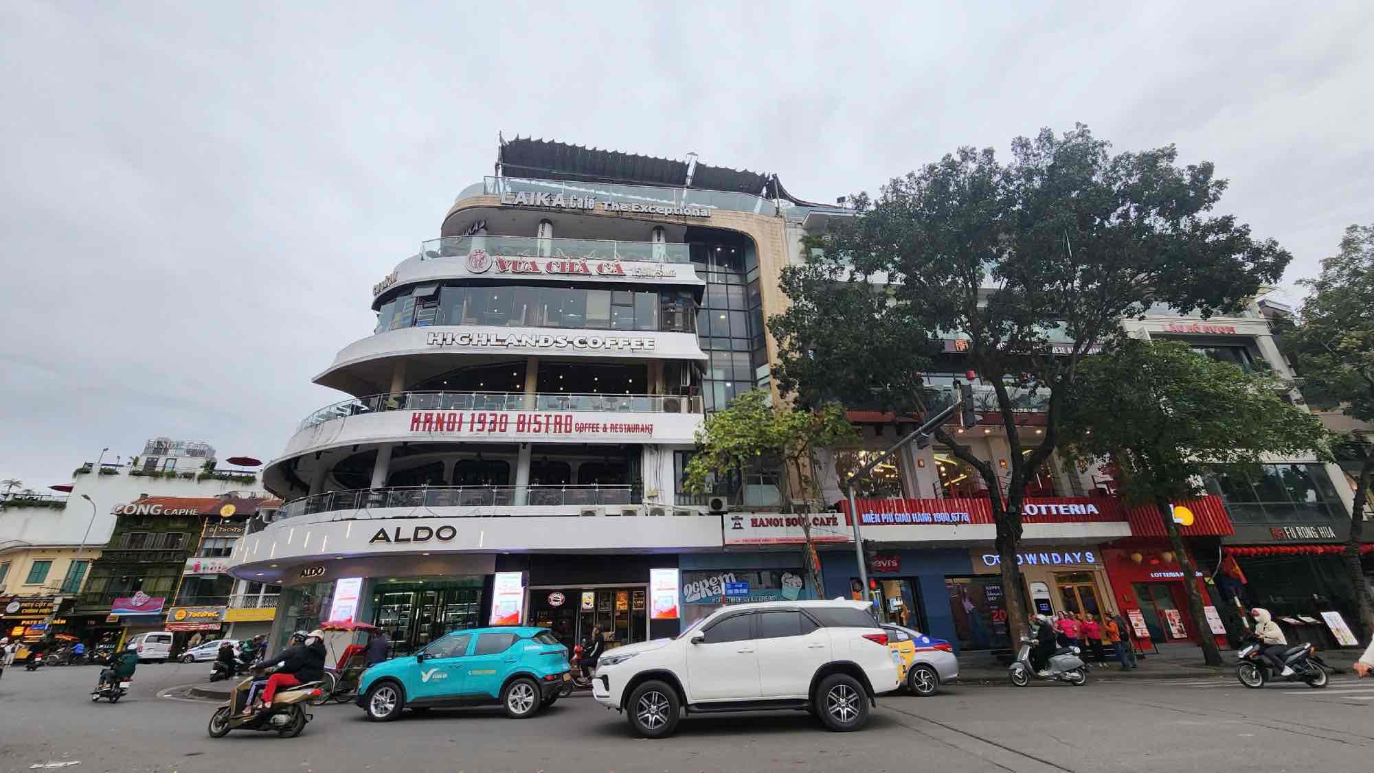 The Shark ass building currently has 6 floors, mainly restaurants, cafes... Photo: Khanh An