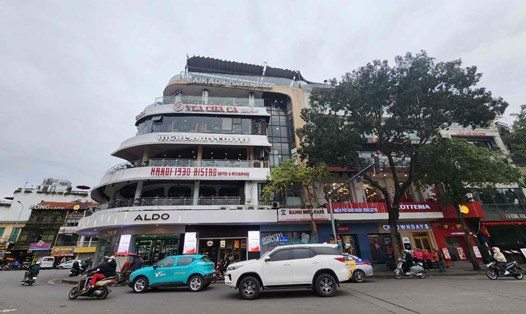 Tòa nhà Hàm cá mập hiện có 6 tầng, chủ yếu là các nhà hàng, quán cà phê... Ảnh: Khánh An