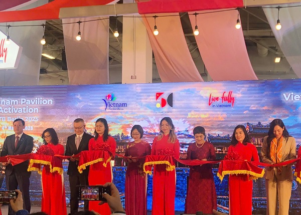 Ong Vu Quang Minh - Dai su Viet Nam tai Duc (thu 3 tu trai sang) va Ba Pham Thi Nguyet, Truong ban Tiep thi va Ban san pham, cat bang khai truong gian hang du lich Viet Nam cua Cuc Du lich quoc gia Viet Nam. Anh:Ngoc Dinh