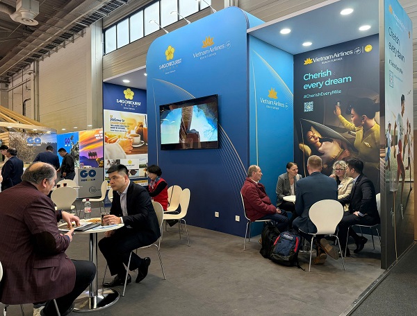  Cac ben tang cuong cac co hoi hop tac kinh doanh, cung ung cac san pham va dich vu thong qua viec gap go, giao luu, ky ket voi cac doi tac du lich quoc te tham gia hoi cho. Anh: Ngoc Dinh