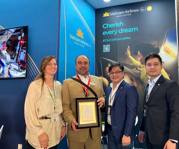 Ong Cao Chinh Mien - truong dai dien Vietnam Airlines tai Duc trao ki niem chuong cho doi tac. Anh: Ngoc Dinh