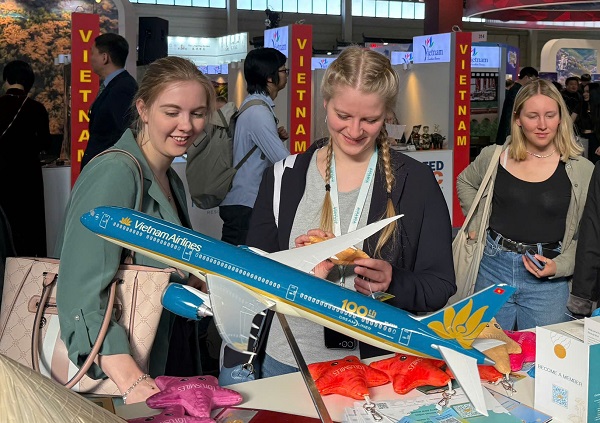 Khach tham quan tai gian hang. Anh:Ngoc Dinh