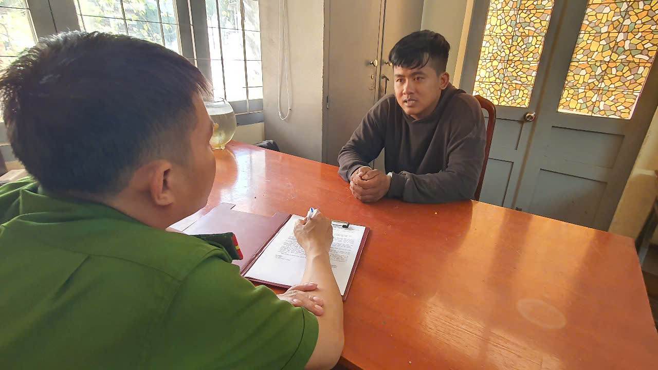 Đối tượng Nguyễn Hùng Huynh khai nhận với Công an nguyên nhân đâm người yêu tử vong. Ảnh: Công an cung cấp