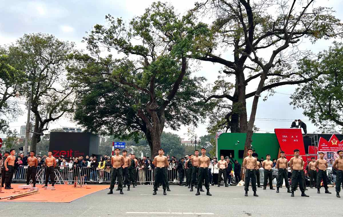 Su kien tong duyet thu hut hang tram nguoi dan don xem. Anh: Huong Nha