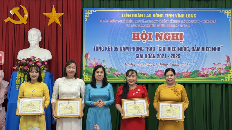 Nhiều tập thể, cá nhân có thành xuất sắc được biểu dương khen thưởng tại hội nghị. Ảnh: Hoàng Lộc