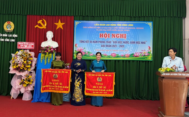 Vinh Long summarizes the movement of Good at public affairs, good at home affairs. Photo: Hoang Loc