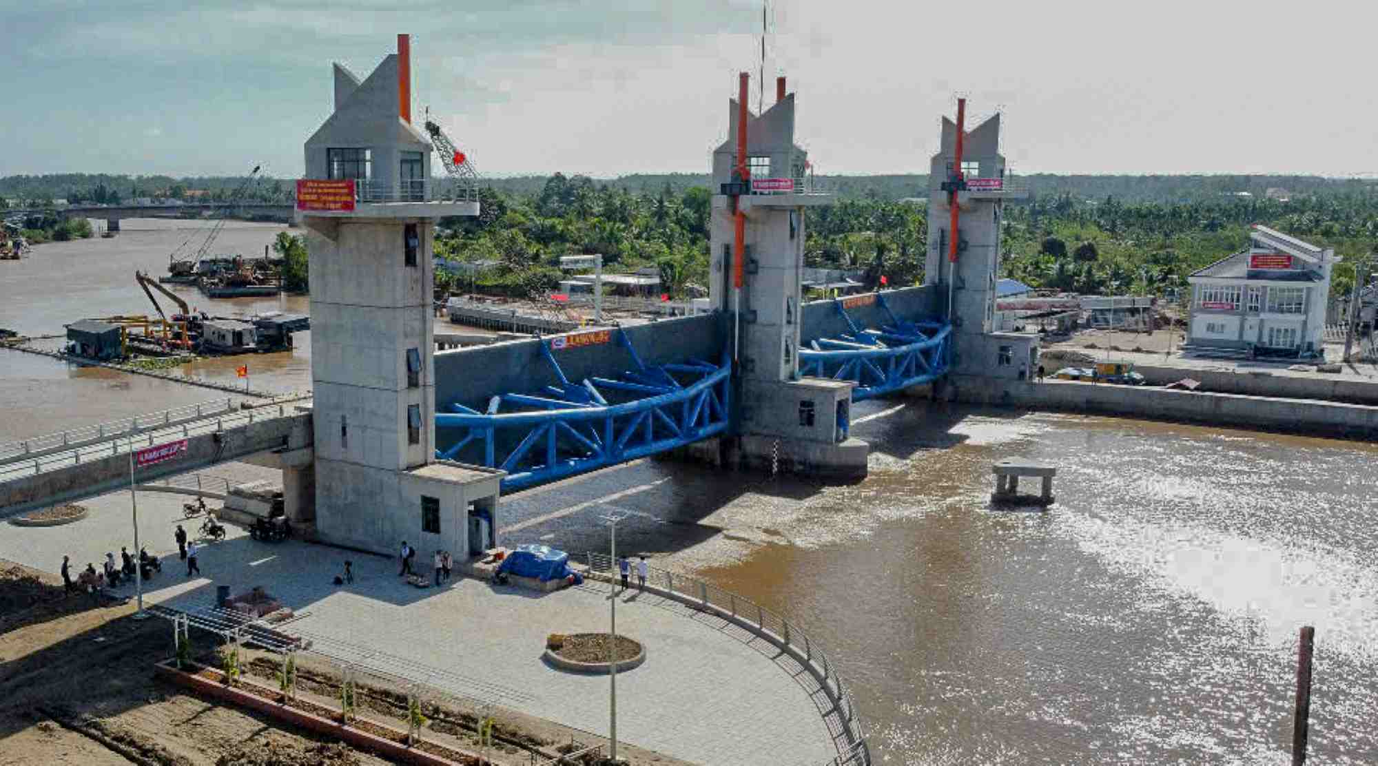 The Rach mop boat lock helps control water resources, prevent salinity, and store fresh water for thousands of hectares of production land of Soc Trang and Hau Giang provinces. Photo: Phuong Anh