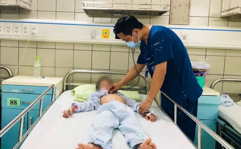 Doctor at Bach Mai Hospital examines a child being treated at the Pediatric Center because parents arbitrarily bought medicine to treat coughs at home. Photo: Provided by the hospital
