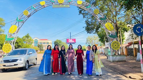 Women's Union of the Front - Krong Nang Youth Union responded to the week wearing Ao Dai. Photo: Duy Viet