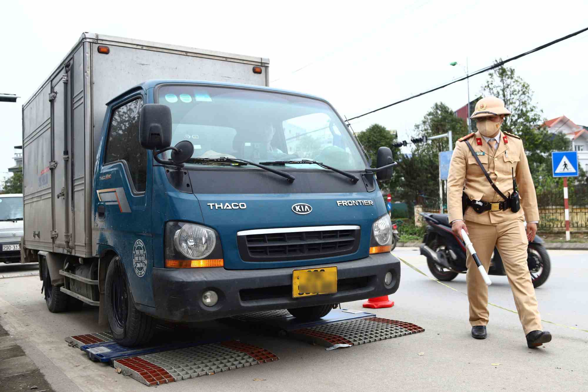 Traffic police check the load right in the inner roads of the urban area. Photo: To The