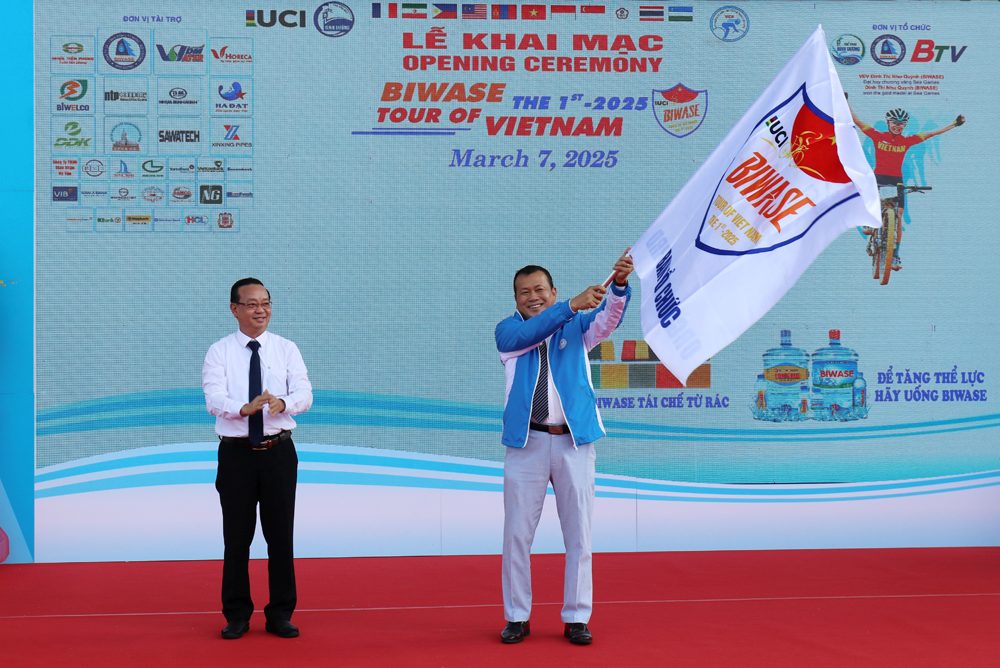 Ong Bui Minh Thanh - Pho Chu tich UBND tinh Binh Duong trao co khai mac giai cho Ban to chuc. Anh: Phuong Chi
