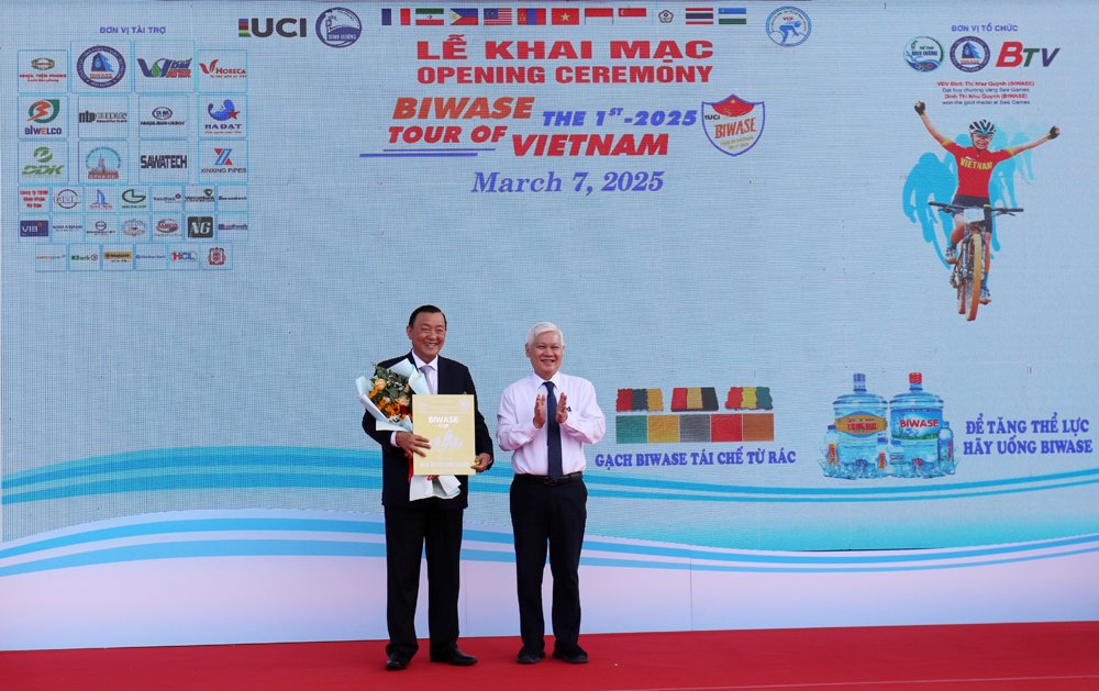 Bi thu Tinh uy Nguyen Van Loi tang hoa tri an cho ong Nguyen Van Thien - Chu tich Hoi dong quan tri Cong ty co phan Tong cong ty Nuoc - Moi truong Binh Duong, nha sang lap, nha tai tro chinh cua Giai