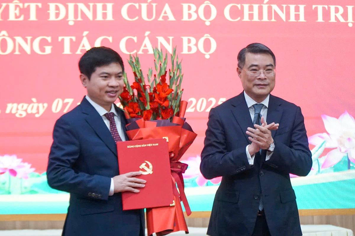 Head of the Central Organizing Committee Le Minh Hung presented the decision to the new Secretary of the Ha Nam Provincial Party Committee. Photo: Ha Vi