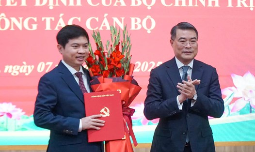 Trưởng Ban Tổ chức Trung ương Lê Minh Hưng trao quyết định cho tân Bí thư Tỉnh ủy Hà Nam. Ảnh: Hà Vi
