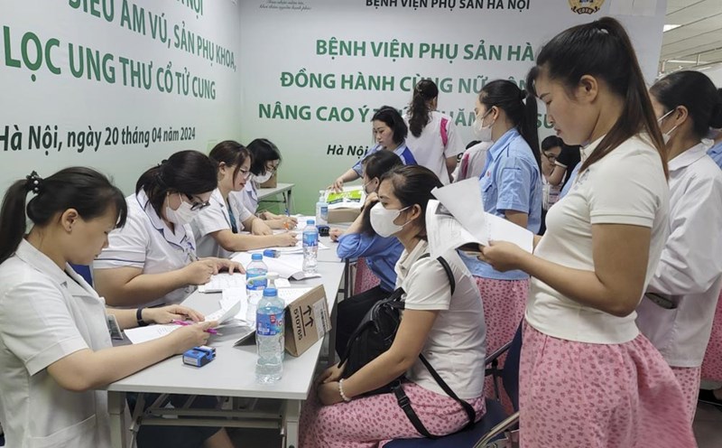 Female workers in Hanoi's industrial and export processing zones receive health check-ups on the occasion of Workers' Month 2024, jointly organized by the Hanoi City Labor Federation. Photo: Manh Quan