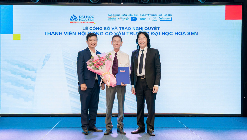 Mr. Hoang Quoc Viet - Chairman of the Advisory Council of Hoa Sen University (far right) presented the decision to appoint a member of the Advisory Council to Dr. Nguyen Huu Lam.