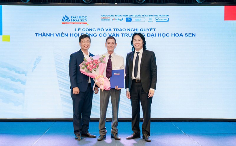 Mr. Hoang Quoc Viet - Chairman of the Advisory Council of Hoa Sen University (far right) presented the decision to appoint a member of the Advisory Council to Dr. Nguyen Huu Lam.