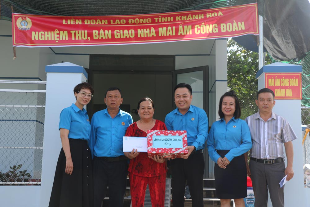 Khanh Hoa Provincial Federation of Labor presented support and shared the joy with union member Le Thi Thu Thuy - an employee of the Social Protection Center of Khanh Vinh District, Khanh Hoa on the day she received the warm house. Photo: Phuong Linh