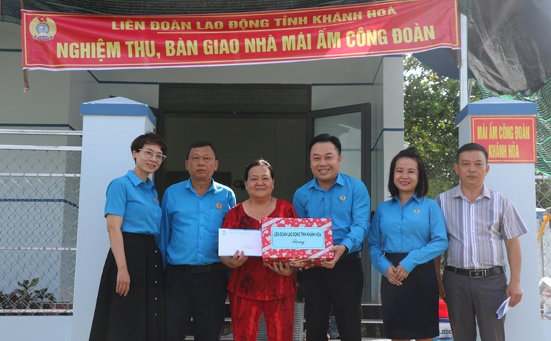 Khanh Hoa Provincial Federation of Labor presented support and shared the joy with union member Le Thi Thu Thuy - an employee of the Social Protection Center of Khanh Vinh District, Khanh Hoa on the day she received the warm house. Photo: Phuong Linh