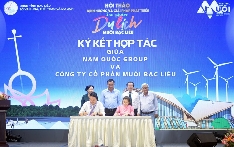 Signing an end to cooperation between production and revenue enterprises related to salt making. Photo: Nhat Ho