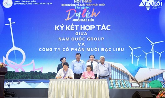 Ký hết hợp tác giữa các doanh nghiệp sản xuất, tiêu thu liên quan quan đế nghề làm muối. Ảnh: Nhật Hồ