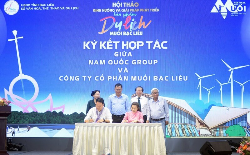 Signing an end to cooperation between production and revenue enterprises related to salt making. Photo: Nhat Ho
