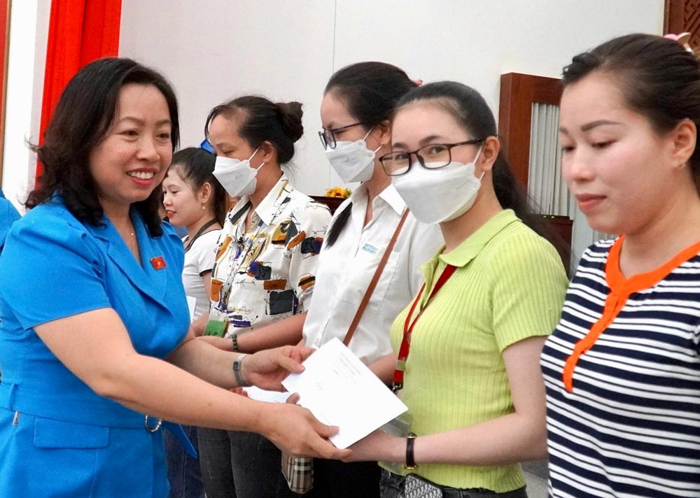 Permanent Vice President of the Vietnam General Confederation of Labor Thai Thu Xuong presented gifts to female workers. Photo: Vietnam General Confederation of Labor