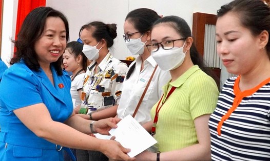 Phó Chủ tịch Thường trực Tổng LĐLĐVN Thái Thu Xương trao quà cho nữ CNLĐ. Ảnh: Tổng LĐLĐVN