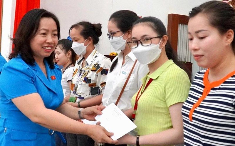 Permanent Vice President of the Vietnam General Confederation of Labor Thai Thu Xuong presented gifts to female workers. Photo: Vietnam General Confederation of Labor