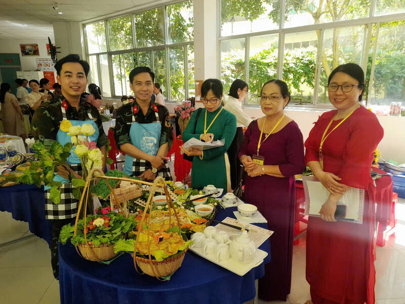 The Trade Union of Tra Vinh University organized a competition to enter the kitchen together. Photo: Hoang Loc