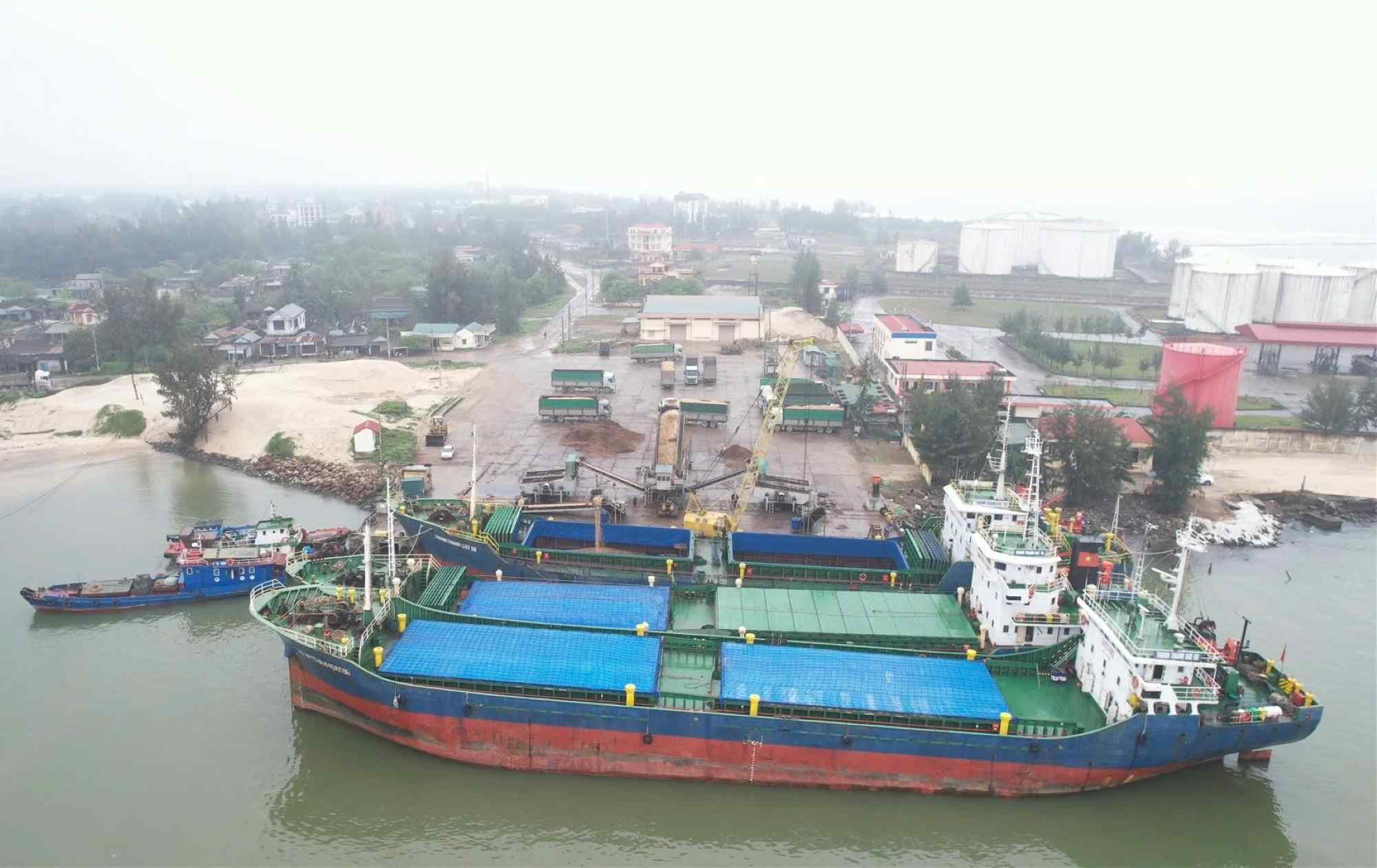 Cua Viet shipping channel was silted up, making transportation of heavy-duty ships difficult. Photo: H. Tho