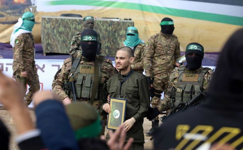 Handing over the Israeli hostage to the International Red Cross Committee at the al-Nuseirat refugee camp in central Gaza, February 22, 2025. Photo: Xinhua