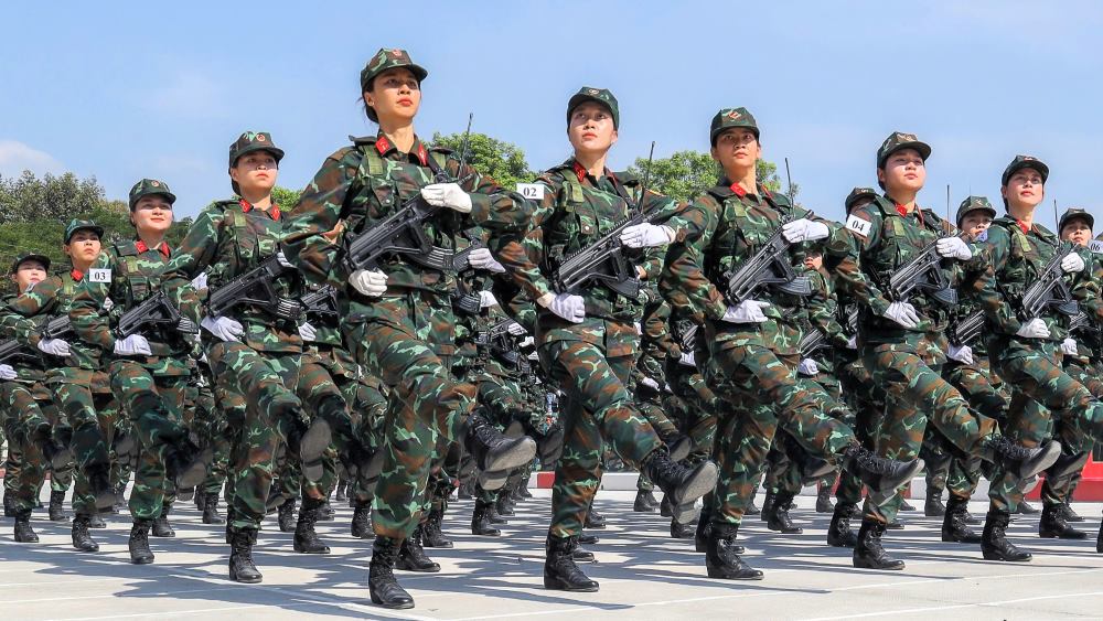  Thieu ta Vu Cong Trung, giao vien cua Dai doi Nu chien sy Biet dong Sai Gon (A50) , danh gia khoi Nu chien si Biet dong da co ban dat yeu cau. Doi hinh hien da di chuyen khoang 150 met so voi tieu chuan 180-200 met va giu duoc hang loi tuong doi tot. Thoi gian toi, cuong do tap luyen se tang len, bo sung huan luyen ban dem de hoan thien ky thuat va the luc. “Chi em A50 dang no luc het minh, vuot nang thang mua de dat do chinh xac, thuan thuc, dep mat trong le dieu binh. Toi tin rang ho se tai hien tinh than hao hung cua luc luong Biet dong Sai Gon, de lai an tuong sau sac trong long nhan dan thanh pho noi chung va ca nuoc noi rieng” Thieu ta Trung chia se